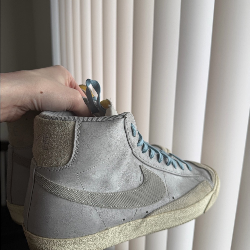 Nike High-Top Sneakers in Light Gray and Blue